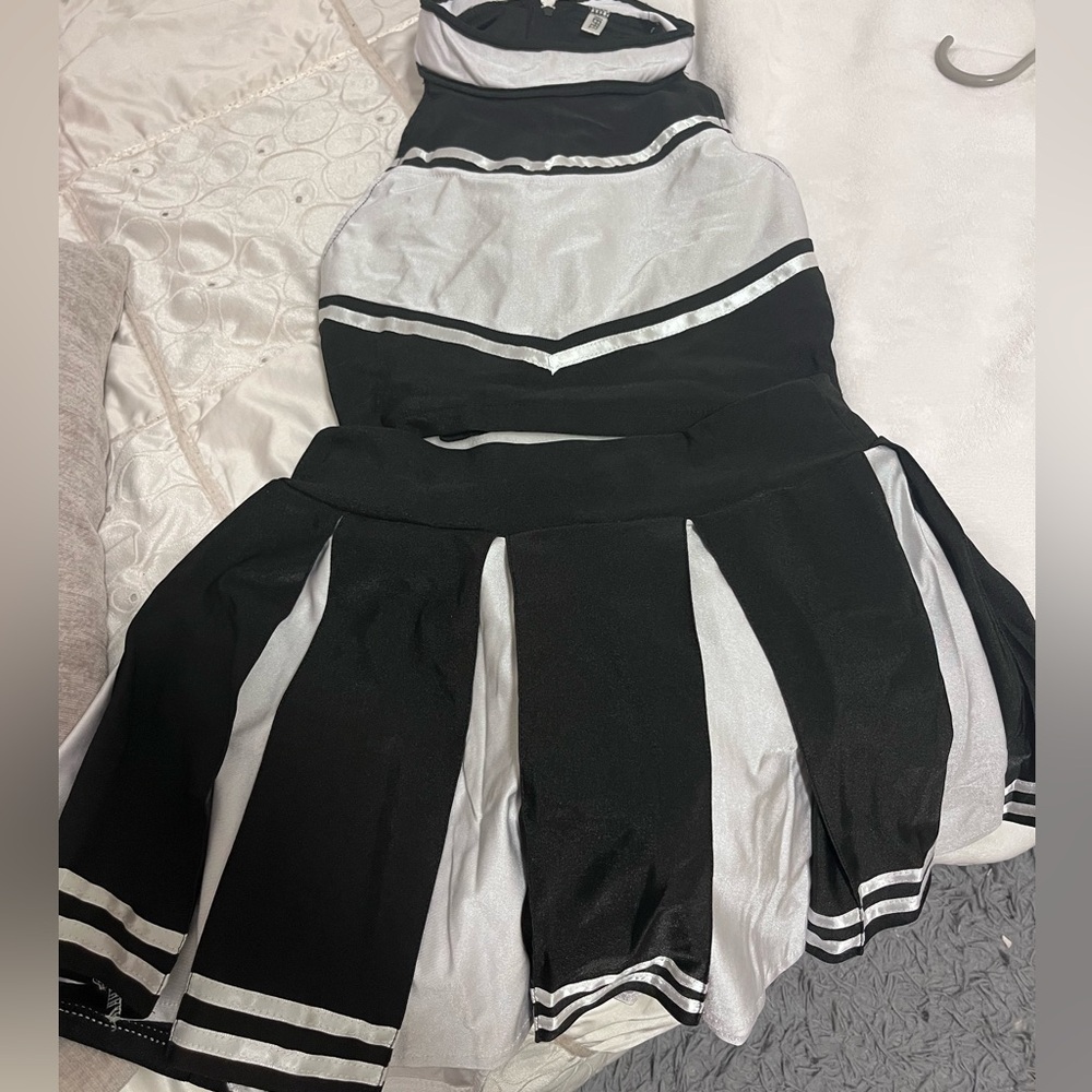 BLACK AND WHITE CHEERLEADING SET.